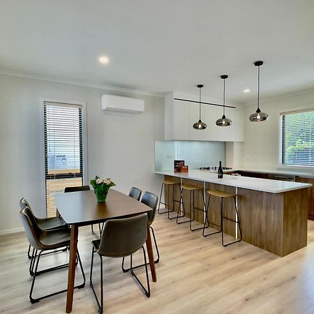 Sky Stars Brand-New Comfortable 3 & 4-Bedroom Houses Оукланд Екстериор снимка