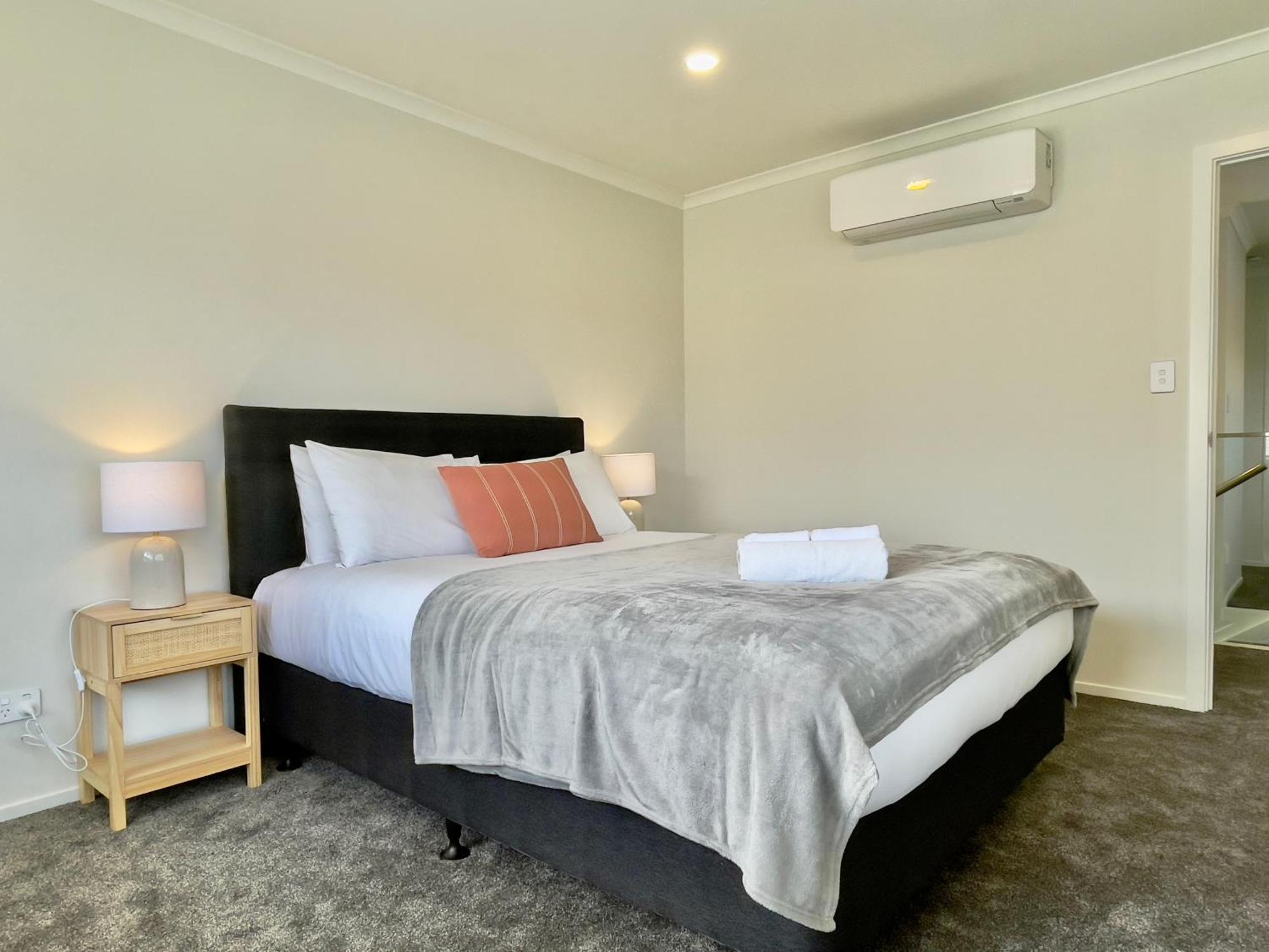 Sky Stars Brand-New Comfortable 3 & 4-Bedroom Houses Оукланд Екстериор снимка