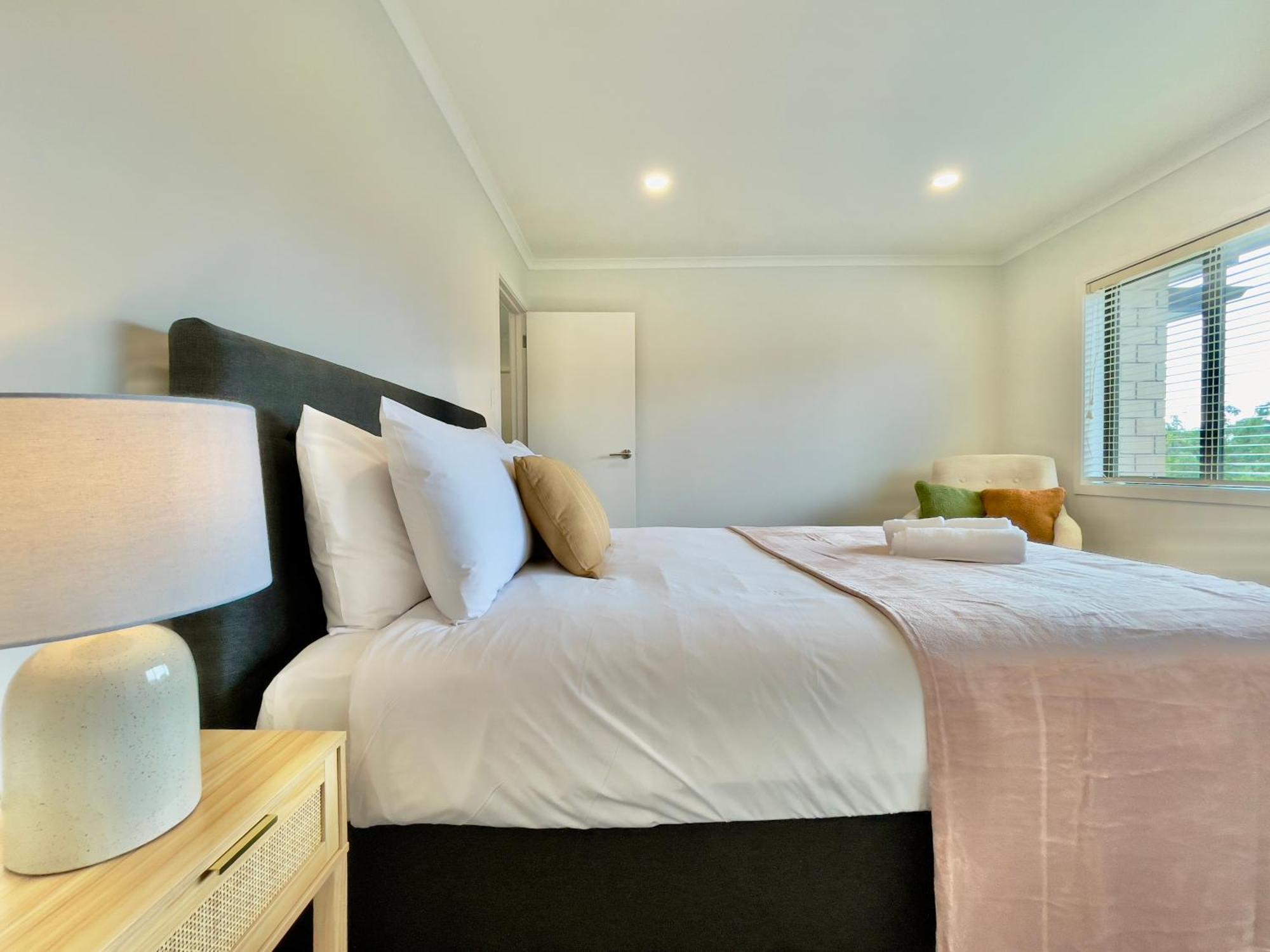 Sky Stars Brand-New Comfortable 3 & 4-Bedroom Houses Оукланд Екстериор снимка
