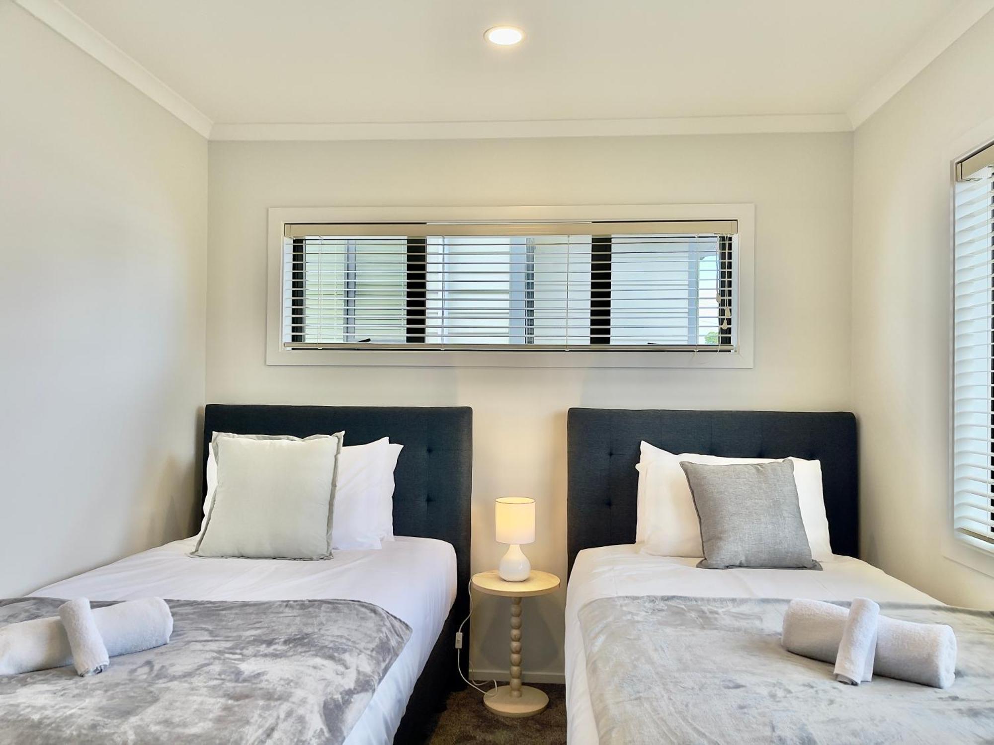 Sky Stars Brand-New Comfortable 3 & 4-Bedroom Houses Оукланд Екстериор снимка