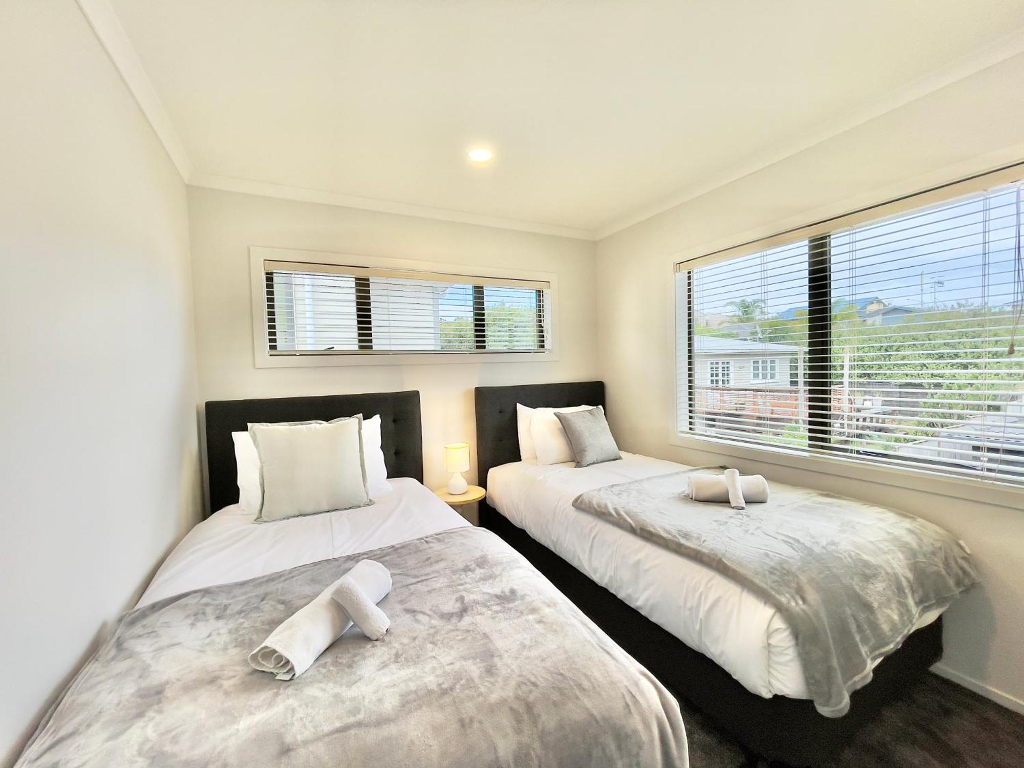 Sky Stars Brand-New Comfortable 3 & 4-Bedroom Houses Оукланд Екстериор снимка